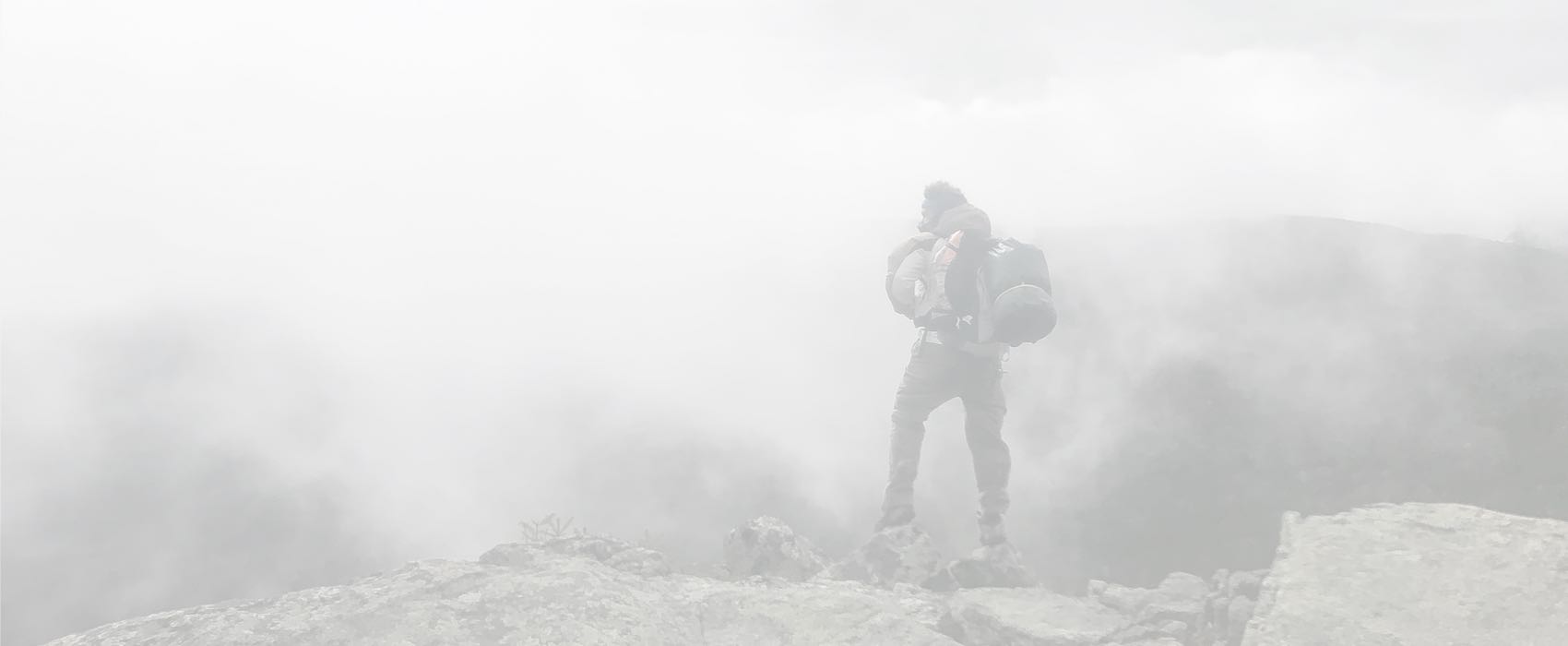balazs-busznyak-3mtcyvbAqzM-unsplash الرف العصري الفاخر